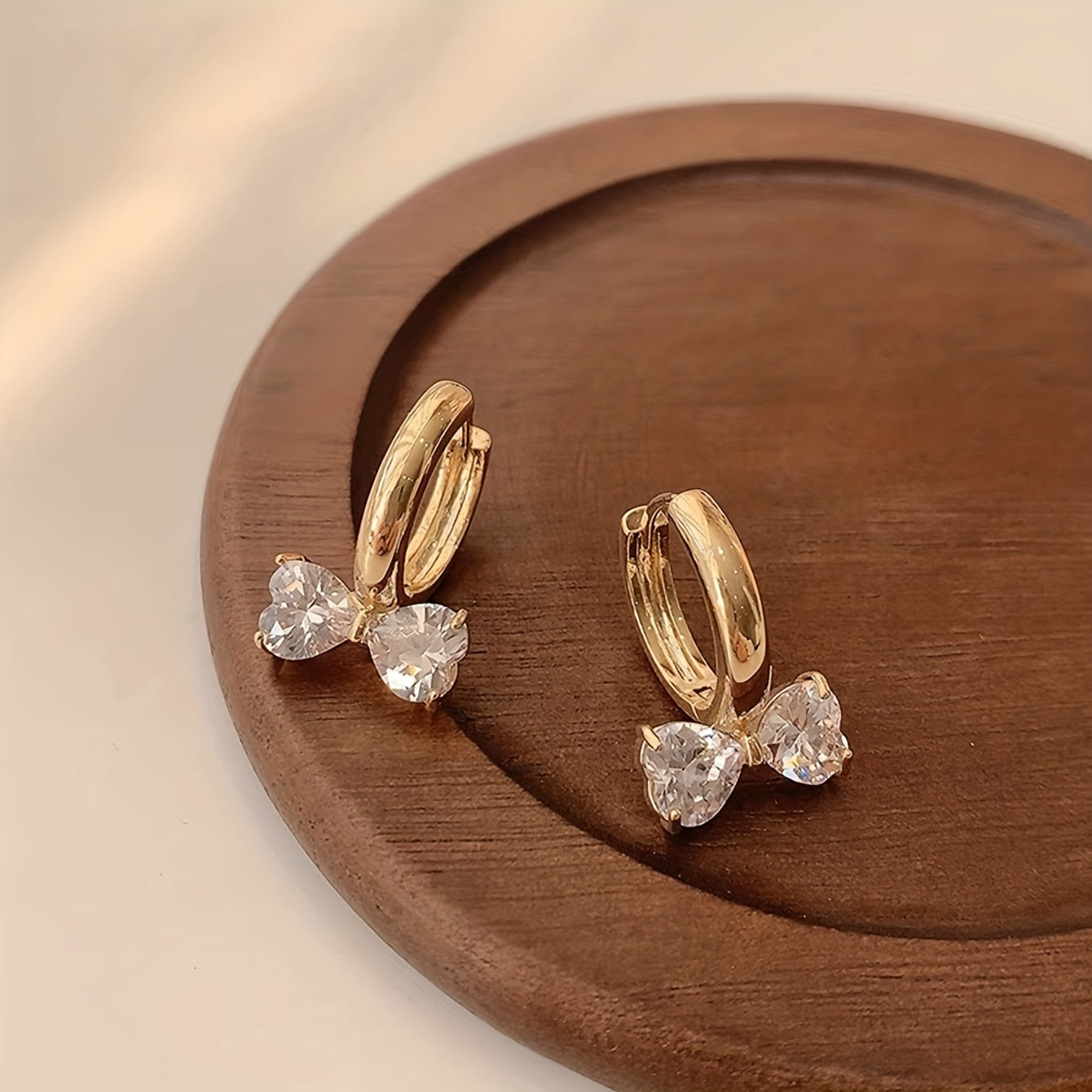 ハート型のリボンデザインフープイヤリング/光沢のあるジルコンインレイ付き