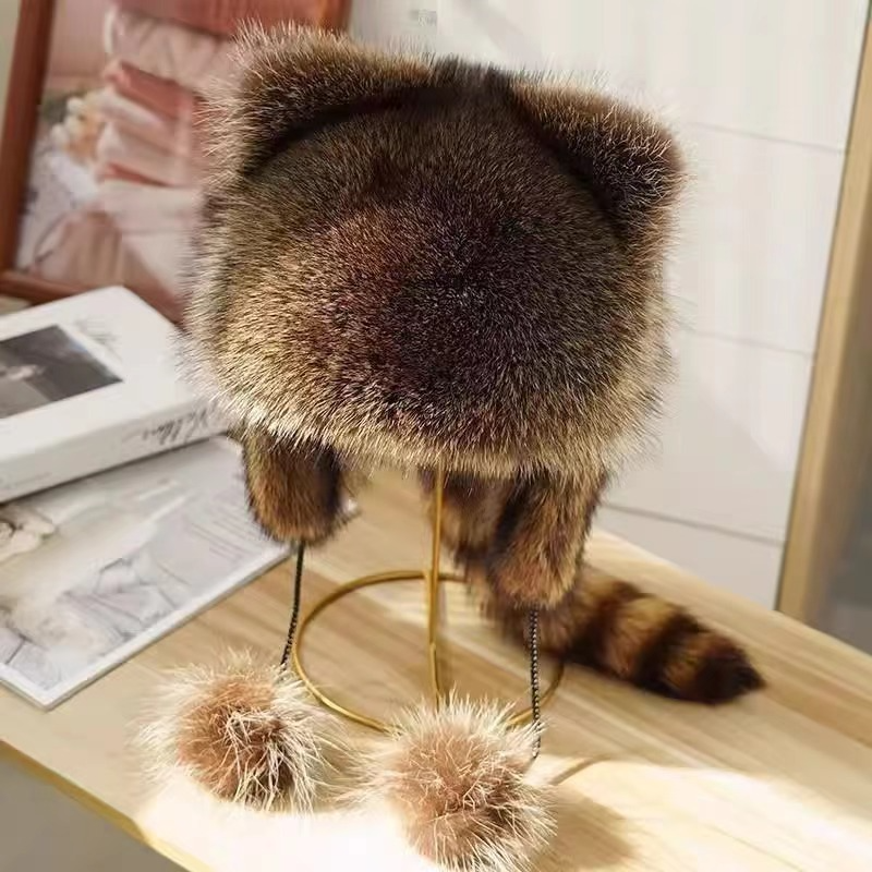 手作りのかわいいアライグマの毛皮の帽子